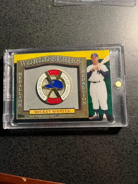 MICKEY MANTLE 1961 TOPPS WORLD SERIES MEDALLION CARD-MINT